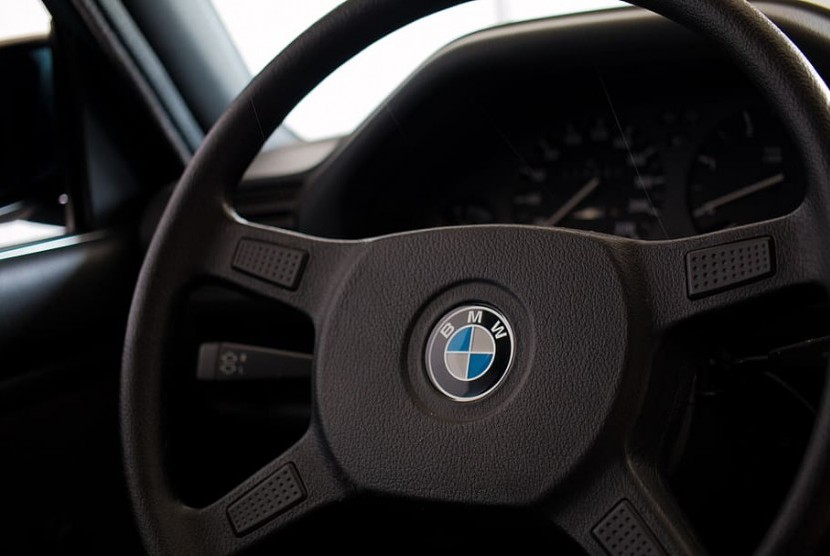 BMW. Chief Executive BMW Oliver Zipse mengatakan kekurangan semikonduktor kemungkinan akan tetap menjadi masalah bagi industri otomotif hingga 2023 mendatang.