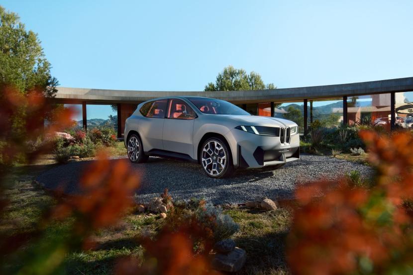 BMW pamerkan mobil listrik untuk saing Tesla.