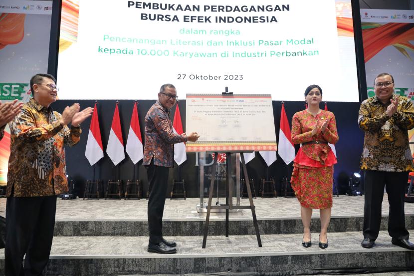 BNI berpartisipasi dalam Capital Market Summit and Expo 2023 yang diselenggarakan oleh Self-Regulatory Organization (SRO) Pasar Modal yaitu BEI, PT Kustodian Sentral Efek Indonesia (KSEI), dan PT Kliring Penjaminan Efek Indonesia (KPEI), di Main Hall BEI, Jakarta, 26-28 Oktober 2023.