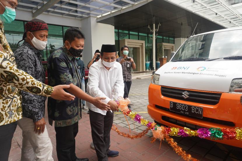 BNI bersama Santripreneur Indonesia meluncurkan Mobil Layanan BNI-Santripreneur Indonesia, Sabtu (17/10).