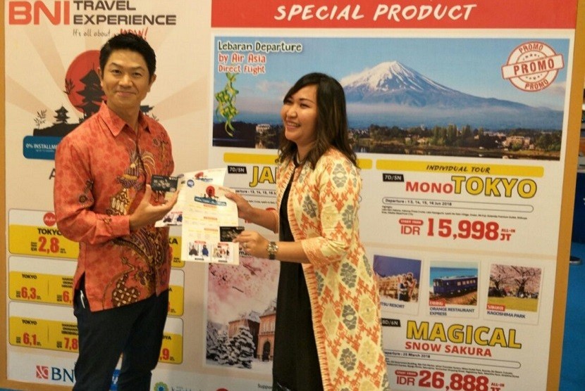  BNI dan HIS menggelar pameran BNI Travel Experience bertajuk It's All About Japan. (Ki-Ka) Director of Outbond Division H.I.S Tour & Travel Matsui Taichi & Pengganti Sementara  Wakil Pemimpin Divisi Bisnis Kartu BNI Nuraini Dwi Astuti Ridwan, di Jakarta (Kamis, 15 Februari 2018).