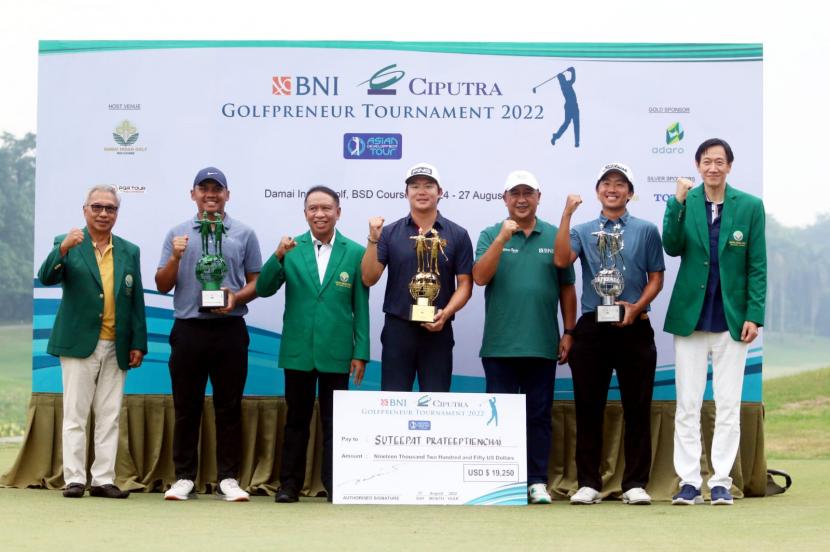 BNI Dukung Pengembangan Golf -- (ki-ka) Managing Director of Ciputra Group Budiarsa Sastarawinata, Mathew Lumbantoruan, Menteri Pemuda dan Olahraga Zainudin Amali, Suteepat Praateeptienchai, Direktur Utama BNI Royke Tumilaar, Goerge Gandranata, Managing Director Ciputra Group Candra Ciputra dalam penutupan kompetisi BNI-Ciputra Golfpreneur Tournament 2022 Asian Development Tour di Damai Indah Golf, BSD Course, Tangerang Selatan, Sabtu (15/7/2022).   Total Hadiah yang diraih oleh para pemenang adalah US$110.000. BNI proaktif dalam pengembangan golf di Tanah Air.