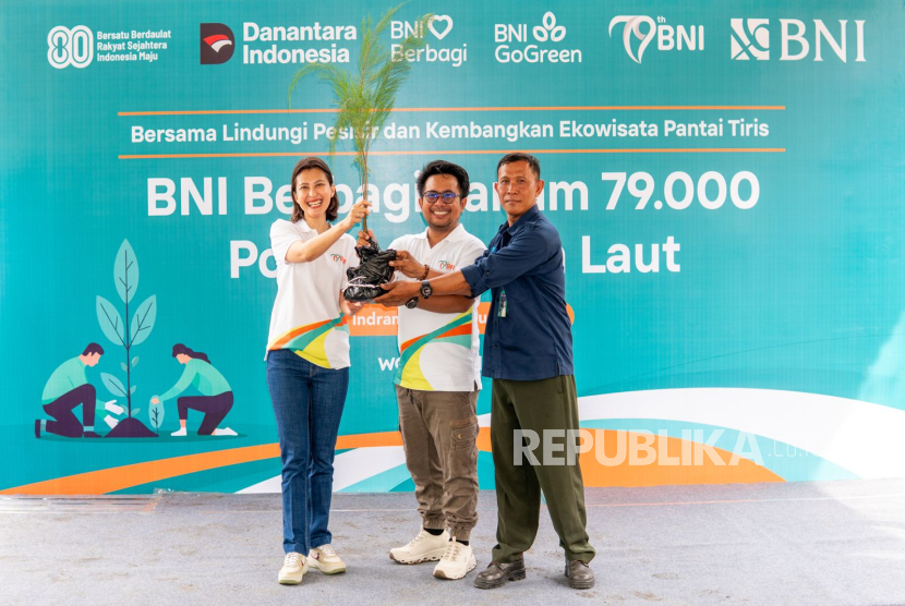 BNI melakukan penanaman 79 ribu bibit cemara laut di Pantai Tiris, Indramayu untuk merayakan hari jadinya yang ke-79.