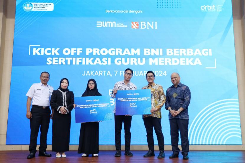 BNI membagikan ribuan sertifikasi untuk guru dalam rangka meningkatkan kompetensi pengajar Indonesia. 