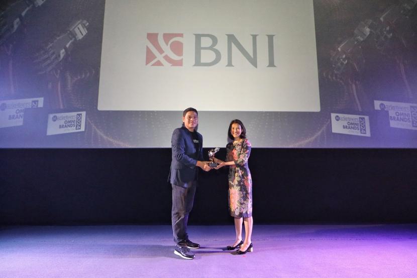 BNI meraih penghargaan Marketeers OMNI Brands of The Year 2024 Award dalam kategori Innovative Digital Operation melalui program Digitalisasi Bantuan Operasional Kesehatan (BOK).