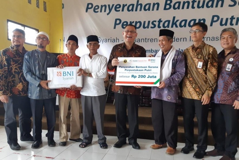 BNI Syariah bersama BNI dan Yayasan Hasanah Titik bersinergi memberikan bantuan gedung perpustakaan 3 (tiga) lantai beserta fasilitasnya serta layanan payment point bagi Pesantren Modern Internasional (PMI) Dea Malela, Sumbawa Besar, Nusa Tenggara Barat.