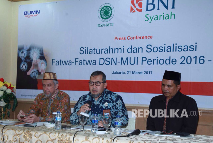 BNI Syariah bersama DSN MUI melakukan sosialisasi Fatwa Terbaru periode 2016-2017 terkait perbankan syariah, asuransi, rumah sakit, dan pariwisata di Wisma Antara, Jakarta (21/3). Idealisa Masyrafina