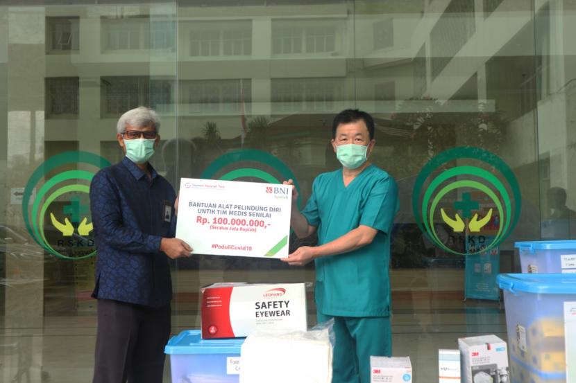 BNI Syariah bersama Yayasan Hasanah Titik (YHT) menyalurkan bantuan terkait pandemi COVID-19 kepada Rumah Sakit Khusus Daerah (RSKD) Duren Sawit, Jakarta Timur. 