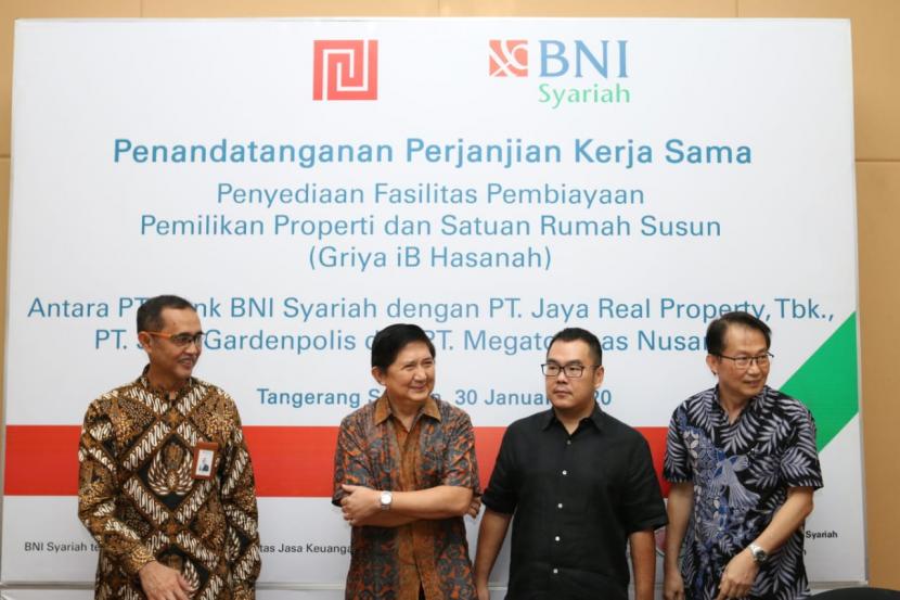 BNI Syariah menandatangani Perjanjian Kerja sama terkait penyediaan fasilitas pemilikan property dan satuan rumah susun (BNI Griya Hasanah) dengan tiga developer, di Jakarta, Kamis (30/1).