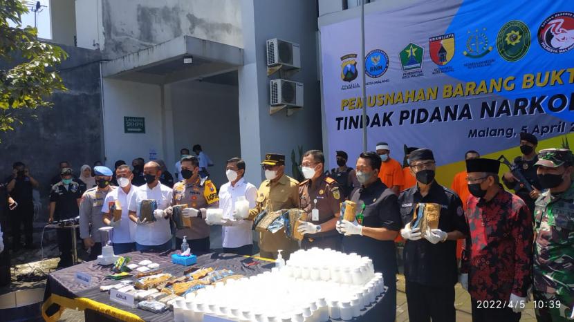 BNN Kota Malang, Polresta Malang Kota dan Pemerintah Kota Malang melakukan pemusnahan terhadap belasan kilogram ganja dan sabu serta pulunan ribu pil LL di Kota Malang, Selasa (5/4/2022). 