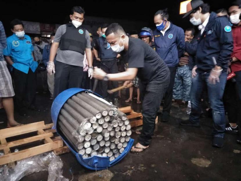 BNN menggagalkan penyelundupan setengah ton ganja yang dikemas dalam pipa paralon berbentuk seperti lemang, di kawasan Parung, Kabupaten Bogor, Selasa (9/2)