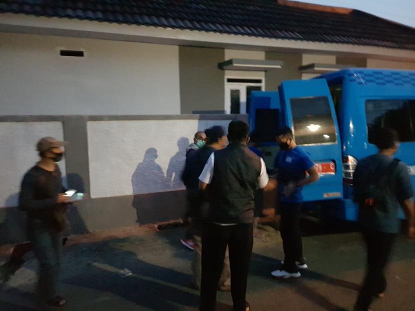 BNN menggerebek sebuah rumah di Komplek Kopo Permai 3, Kabupaten Bandung, Rabu (22/7) kemarin yang diduga menjadi tempat produksi narkoba. 