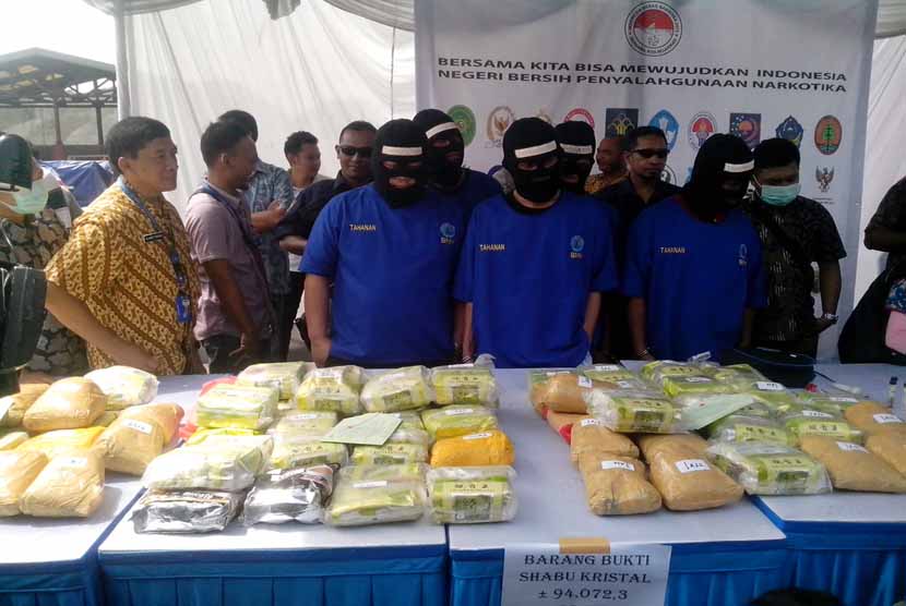 BNN menghadirkan lima tersangka kasus narkotika saat pelaksanaan pemusnahan 94.149,8 gram sabu di Garbage Plant Angkasa Pura II, bandara Soekarno Hatta, Tangerang, Selasa (10/3).