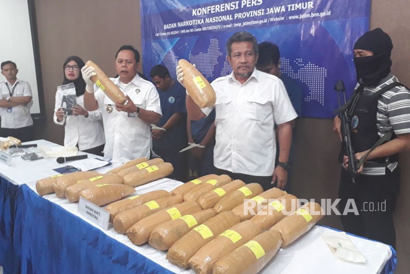 BNN Provinsi Jawa Timur merilis penangkapan bandar narkotika jenis ganja di Kantor BNNP Jatim, Jalan Ngagel Tirto, Surabaya, Rabu (28/3).