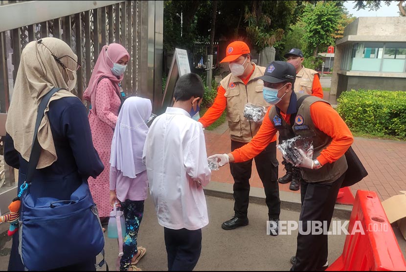 BNPB membagikan ribuan masker kepada masyarakat yang berada di sekitaran Masjid Istiqlal di Jakarta Pusat, dan Masjid Raya di Kota Bogor. Pembagian ini merupakan penguatan protokol kesehatan (prokes) selama bulan Ramadan.