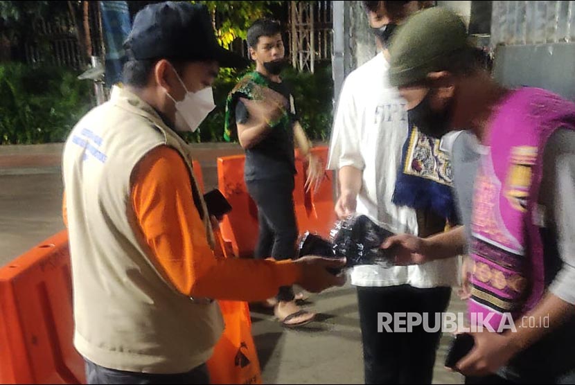 Badan Nasional Penanggulangan Bencana (BNPB) bersama BPBD DKI Jakarta dan relawan melakukan pembagian masker dan edukasi penerapan protokol kesehatan di Masjid Istiqlal Jakarta, (ilustrasi)