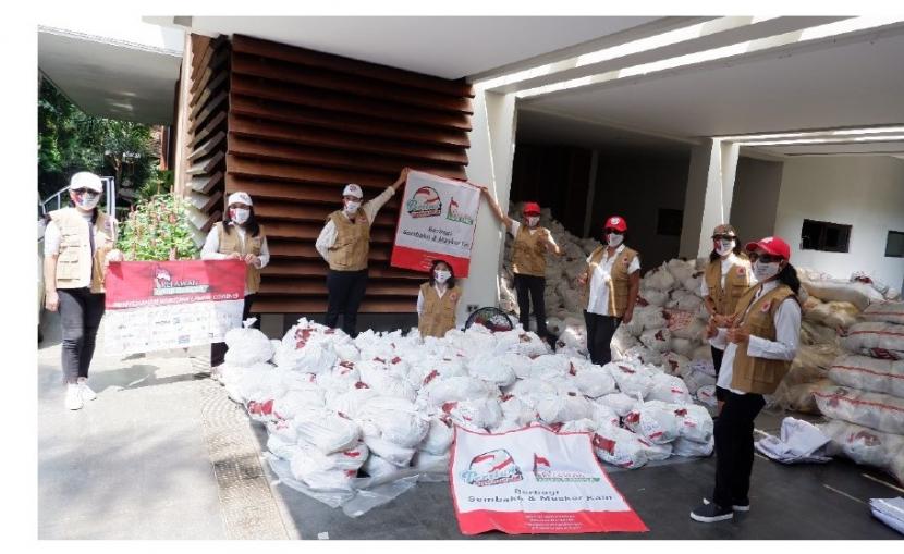 BNPB Mengapresiasi Pertiwi Indonesia dan Relawan Anak Bangsa yang Bergotong Royong Berupaya Memutus Mata Rantai Penularan Covid 19 dengan Berbagi 12,500 Paket Sembako dan Masker Kain.