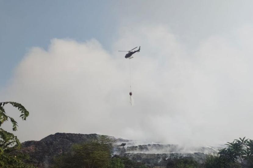 BNPB mengerahkan helikopter water bombing untuk mengatasi kebakaran di TPA Rawakucing yang terjadi sejak Jumat (20/10/2023).