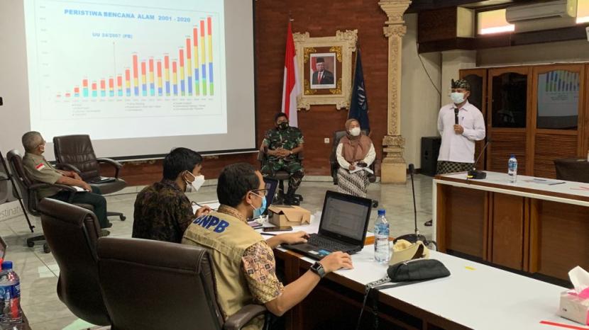 BNPB menyelenggarakan geladi ruang atau tabletop exercise (TTX) sebagai bentuk kesiapsiagaan sebelum acara internasional Global Platform for Disaster Risk Reduction (GPDRR) berlangsung di Provinsi Bali pada Mei tahun depan. Para pemangku kepentingan di tingkat daerah dan pusat mengikuti TTX yang digelar di ITDC Nusa Dua, Bali, pada Kamis (2/12). 