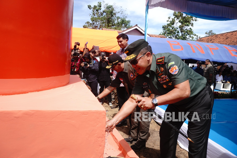 BNPB RI bersama Pusat Teritorial Angkatan Darat (Pusterad) meresmikan sumur bor di Desa Jaya Mulya, Kecamatan Kroya, Kabupaten Indramayu, Kamis (17/8/2025). 
