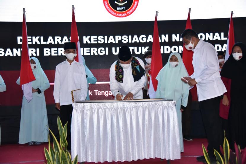BNPT bersama santri menandatangani Deklarasi Kesiapsiagaan Nasional, Jumat (13/11).