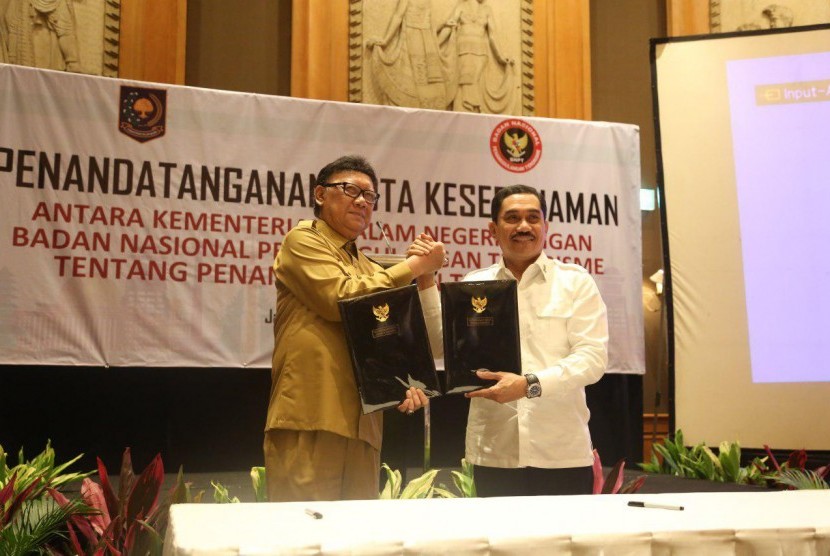 BNPT melakukan nota kesepahaman (MoU) dengan Kementerian Dalam Negeri (Kemendagri). MoU BNPT dengan Kemendagri itu dilakukan di Ballroom Hotel Aryaduta, Jakarta, Senin (12/3). MoU itu langsung ditandatangani oleh Kepala BNPT Komjen Pol Suhardi Alius dengan Menteri Dalam Negeri (Mendagri) Tjahjo Kumolo. 