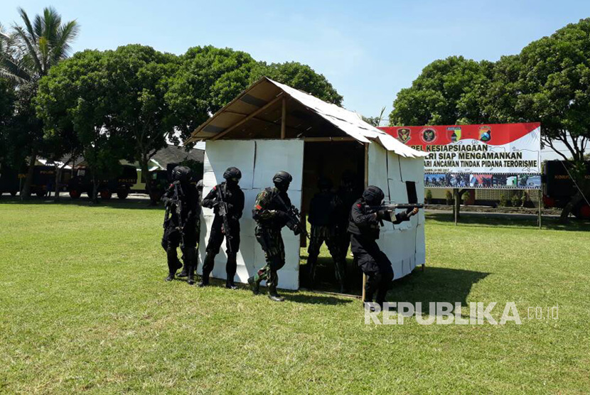 BNPT menggelar apel kesiapsiagaan dan simulasi penanganan teroris di Markas Komando Detasemen B Brimob Jawa Timur, Malang, Kamis (18/5).  Malang termasuk daerah prioritas pencegahan teroris karena banyak serangan teroris direncanakan di Malang. 