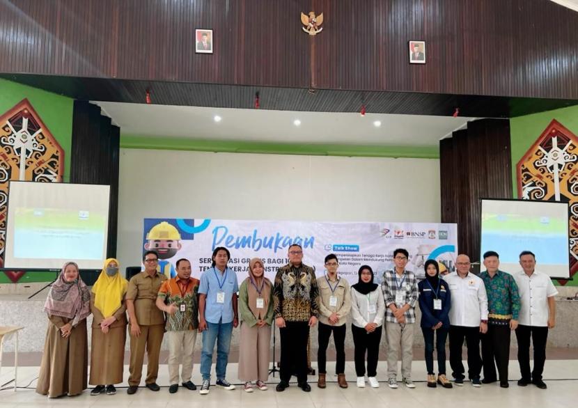 BNSP melakukan sertifikasi kompetensi kerja gratis terhadap 100 tenaga kerja konstruksi Ibu Kota Nusantara (IKN).