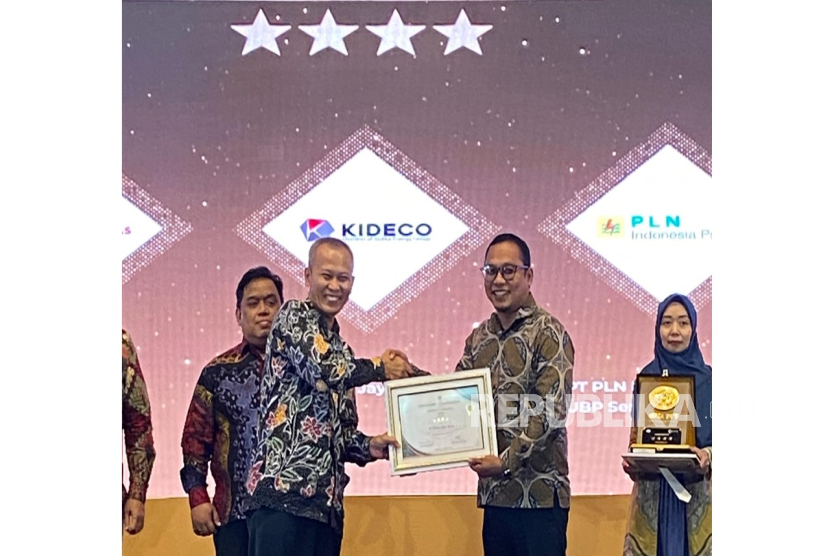 Board of Advisor WSO Indonesia, Triyono Rakhmadi, memberikan penghargaan Level 4 Gold kepada Health, Safety and Environment Division Head Kideco, Ayub Zalman, pada ajang di ajang World Safety Organization Indonesia Safety Culture Award (WISCA) 2025