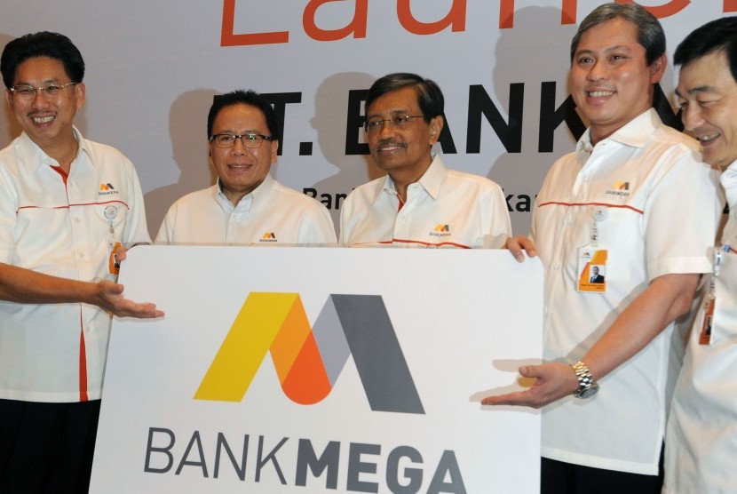 Board of directors Bank Mega launch new logo of the bank in Jakarta in June. (file photo)