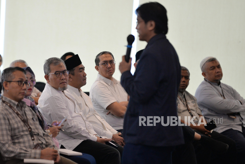 Board of Management PT Bank Muamalat Indonesia Tbk Imam Teguh Saptono (kedua kiri), Karno (ketiga kiri) dan Dedy Suryadi Dharmawan (keempat kiri) menyimak paparan Pengurus Pusat MES sekaligus Bendahara Badan Pelaksana Harian Dewan Syariah Nasional MUI M. Gunawan Yasni dalam acara Muamalah Executive Class di Muamalat Tower, Jakarta, Sabtu (8/3/2025). Muamalah Executive Class merupakan partisipasi Bank Muamalat dalam program Gebyar Ramadan Keuangan Syariah 2025 yang diselenggarakan oleh OJK. Kelas intensif ini menyasar peserta dari kalangan pengusaha, profesional, akademisi, dan umat Islam secara umum yang diharapkan dapat meningkatkan literasi keuangan syariah dan wawasan fiqih muamalah secara komprehensif. Dengan demikian, mereka dapat menjadi garda depan dalam mensyiarkan ekonomi syariah.