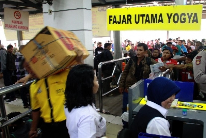 Boarding Pass di stasiun Pasar Senen, Jakarta.