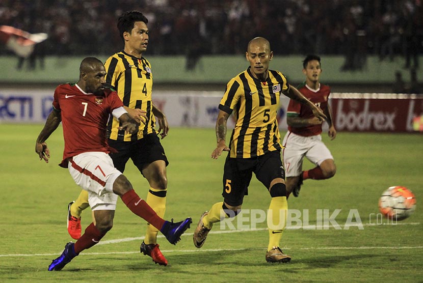 Boaz Salossa mencetak gol dalam pertandingan persahabatan Timnas Indonesia AFF 2016 di Stadion Manahan Solo, Selasa (6/9).