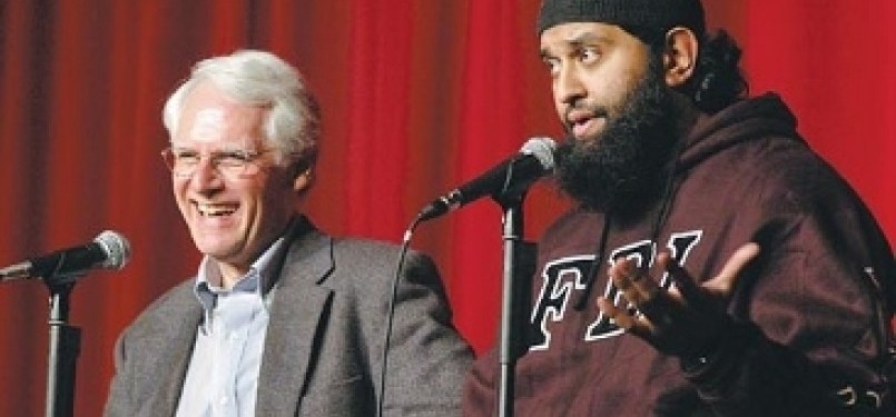 Bob Alper (kiri) dalam aksi stand up komedinya bersama Azhar Usman (kanan)