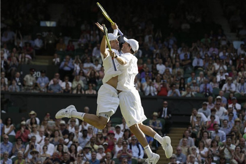 Bob Bryan dan Mike Bryan, ganda putra Amerika Serikat, melakukan selebrasi 'tubruk dada' usai memenangkan pertandingan tenis. (ilustrasi)