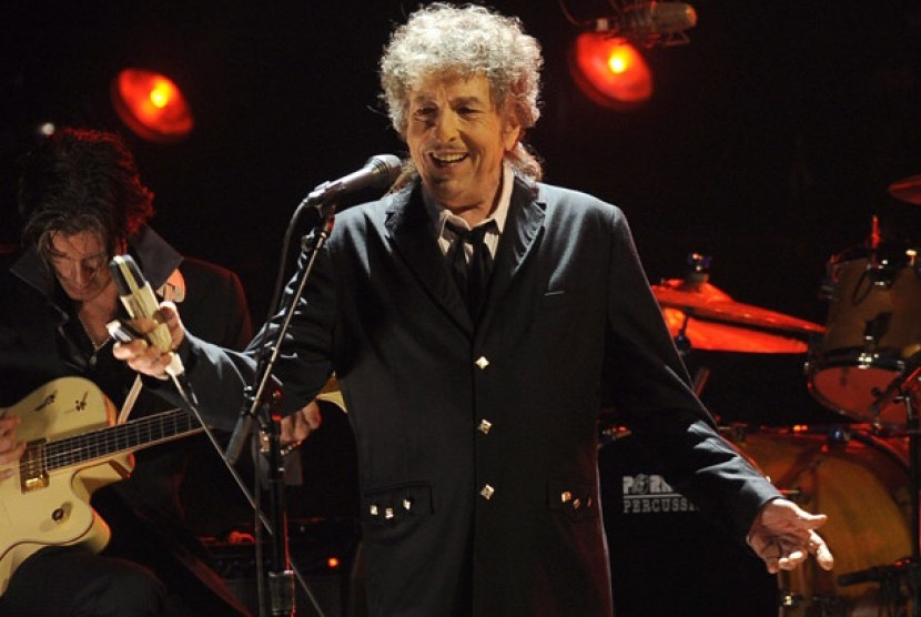 Bob Dylan merupakan musisi pertama yang mendapatkan anugerah Nobel Sastra.