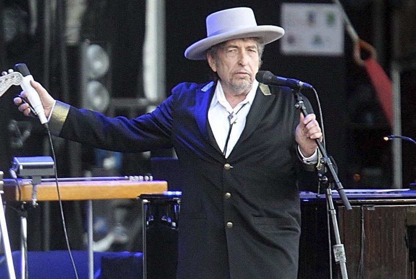 Penerima Nobel dan legenda folk-rock, Bob Dylan, akan merilis buku baru mengenai penulisan lagu pada November. (ilustrasi)