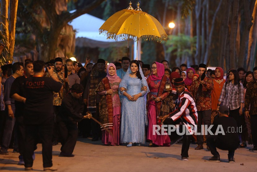 Bobby Nasution-Kahiyang Ayu tiba di kediaman keluarga Bobby di Bukit Hijau Regency, Kompleks Taman Setiabudi Indah, Medan Selayang, Medan, Ahad (19/11) petang. Keduanya disambut acara adat Mandailing, Haroan Boru. 