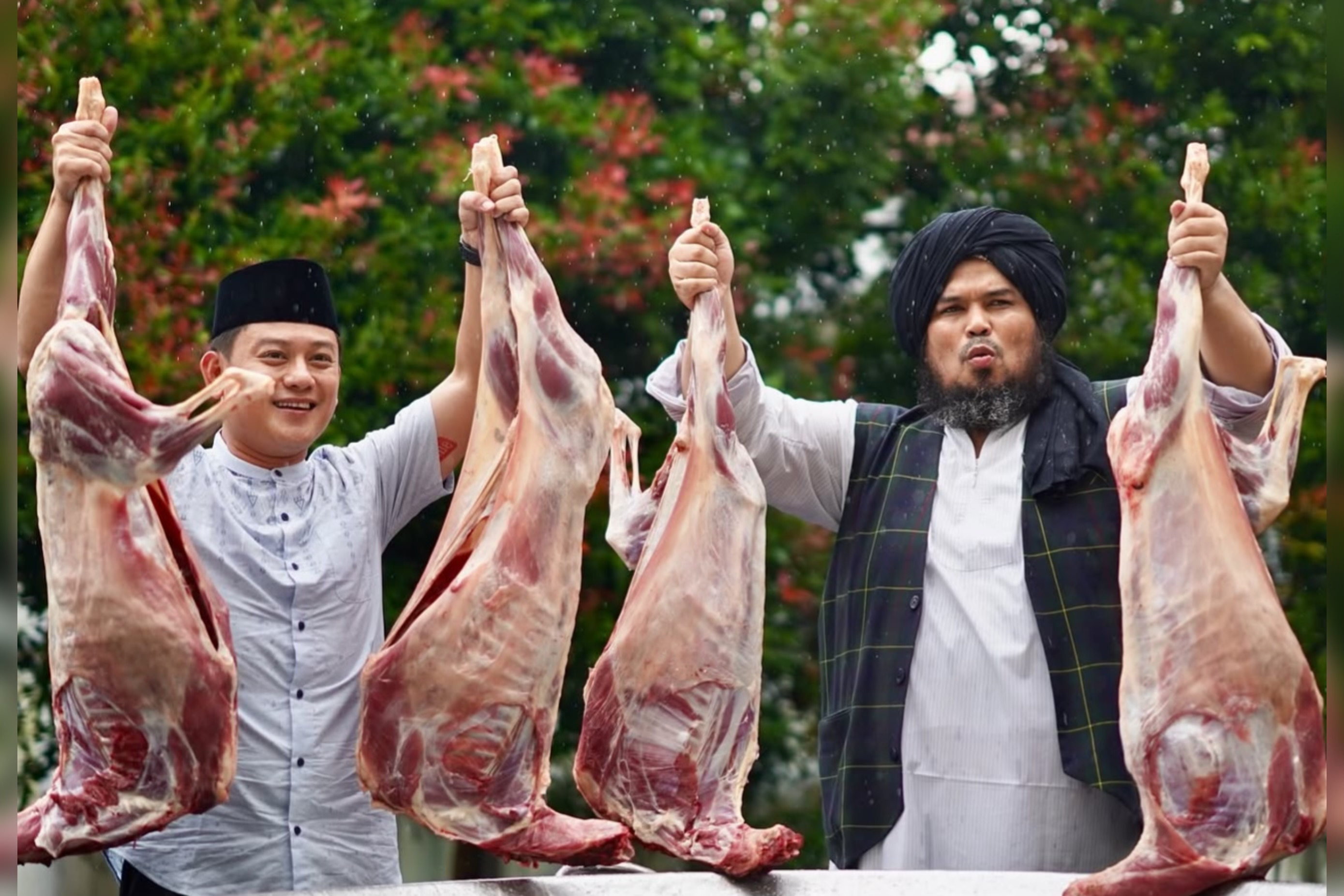 Bobon Santoso (kiri) dan Ustadz Derry Sulaiman (kanan). Bobon mengucapkan kalimat syahadat pada Senin (10/3/2025) dipandu oleh Ustadz Derry Sulaiman.