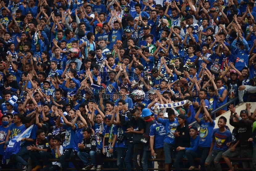 Bobotoh di Stadion Jalak Harupat Kabupaten Bandung.