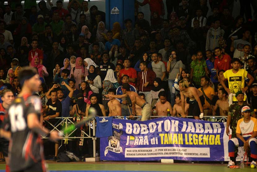 Bobotoh Jawa  Barat beraksi mendukung tim Jawa Barat di berbagai venue PON XIX Jawa Barat.