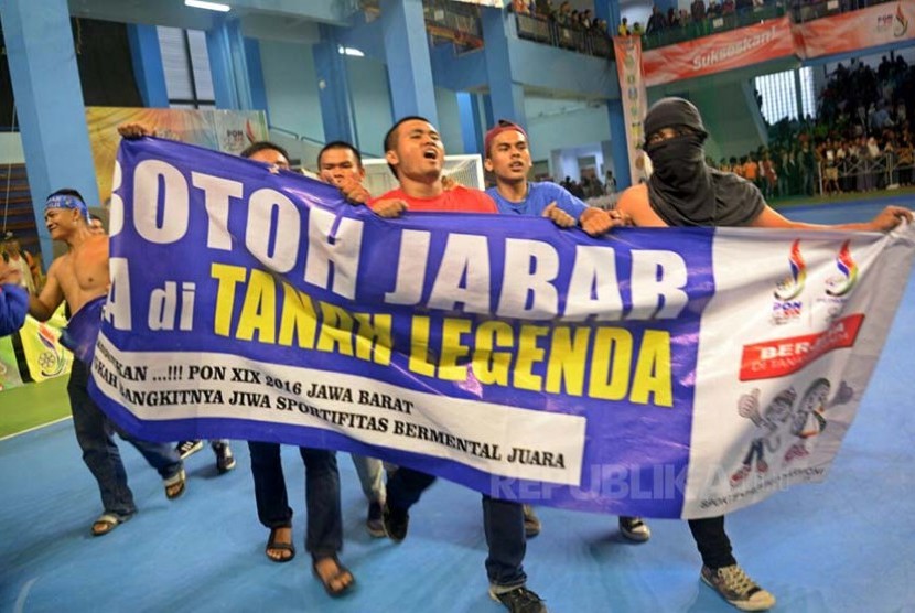 Bobotoh Jawa  Barat beraksi mendukung tim Jawa Barat di berbagai venue PON XIX Jawa Barat.