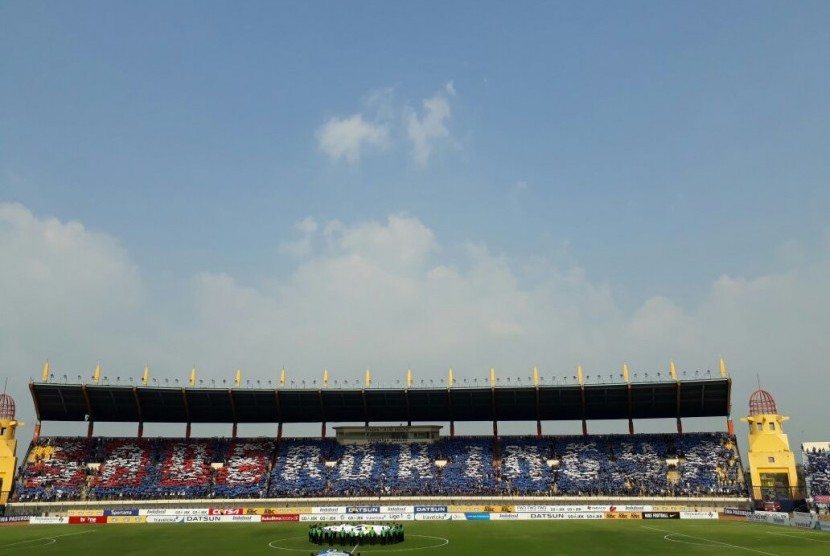 Bobotoh kembali menyaksikan Persib Bandung bertanding di stadion. 