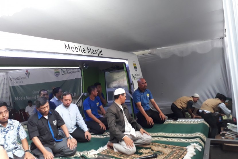 Bobotoh melakukan shalat di masjid keliling yang merupakan hadiah dari sponsor klub.