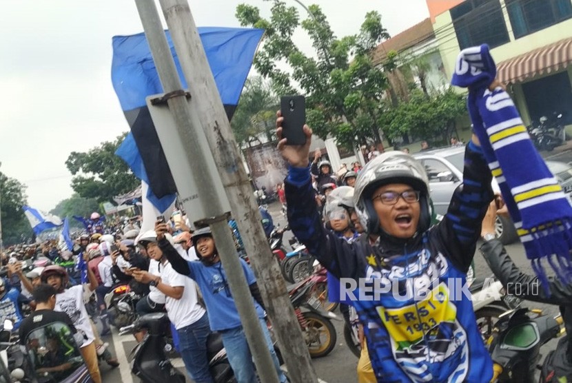 Bobotoh menyambut rombongan Persib U-19 di Jalan Pajajaran, Kota Bandung, Selasa (27/11). 