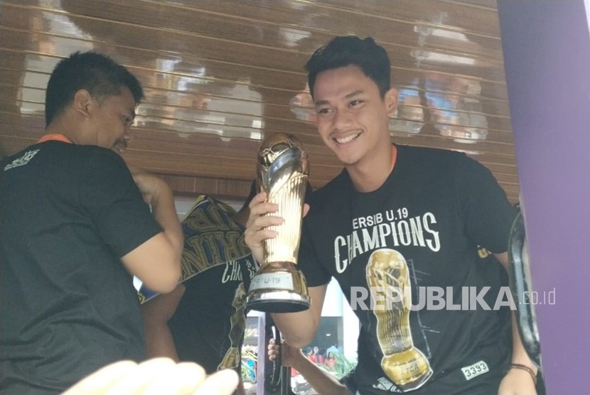 Bobotoh menyambut rombongan Persib U-19 di Jalan Pajajaran, Kota Bandung, Selasa (26/11). 