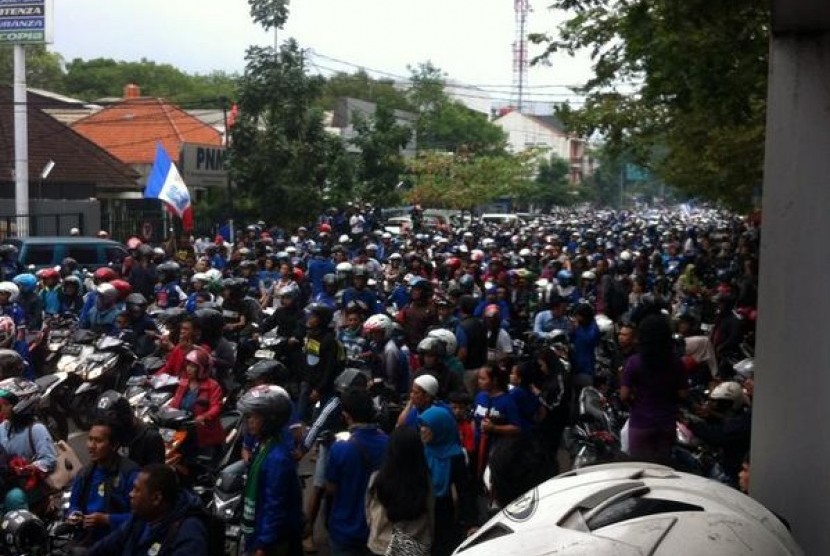 Bobotoh menyemut di Jalan  Ahmad Yani depan mess pemain Persib.