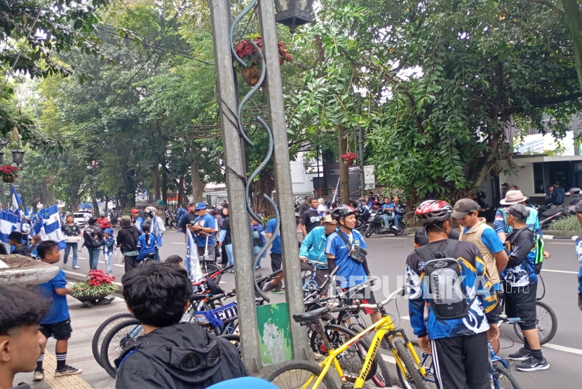 Bobotoh, panggilan suporter tim Persib Bandung mulai memadati kawasan Balai Kota Bandung, tepatnya di Jalan Wastukencana, Kota Bandung, Ahad (25/5/2025) pagi. Mereka bobotoh yang berasal dari berbagai wilayah di Jawa Barat hendak merayakan pawai Persib Juara menggunakan kendaraan Unimog.