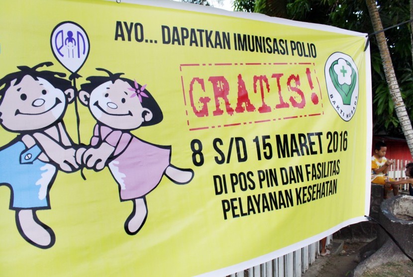 Bocah bermain disamping spanduk berisi ajakan kepada masyarakat untuk membawa anak mereka ke pelaksanaan Pekan Imunisasi Nasional (PIN) Polio di Puskemas Kota Gorontalo, Senin (7/3).