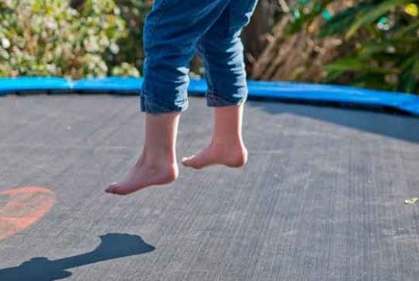 Bocah bermain trampolin (ilustrasi)